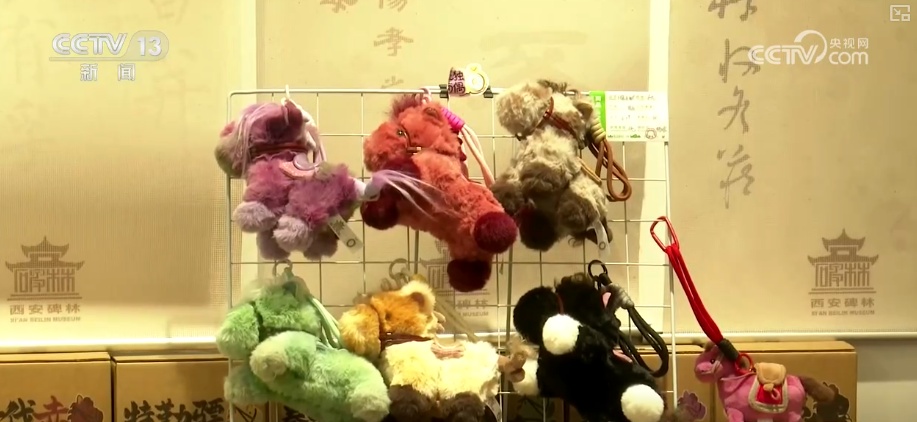 “流量担当”藏着匠心巧思 “老手艺+新创意”让马年爆款文创层出不穷