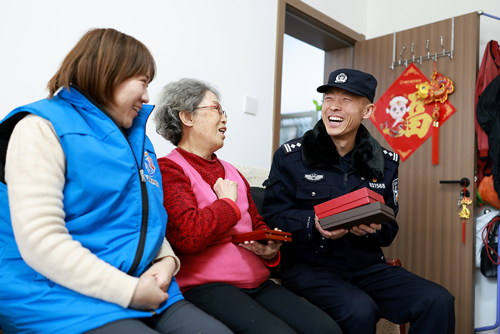 让社区平安融进新春年味儿 一位社区民警的坚守