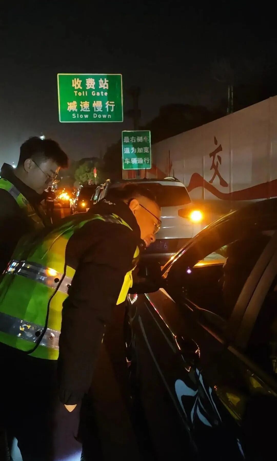 春节高速免费通行首日，有人提前两天上高速，恰好零点后通过，省1400元