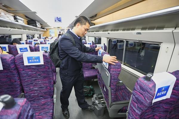 高铁站里的“极限挑战”