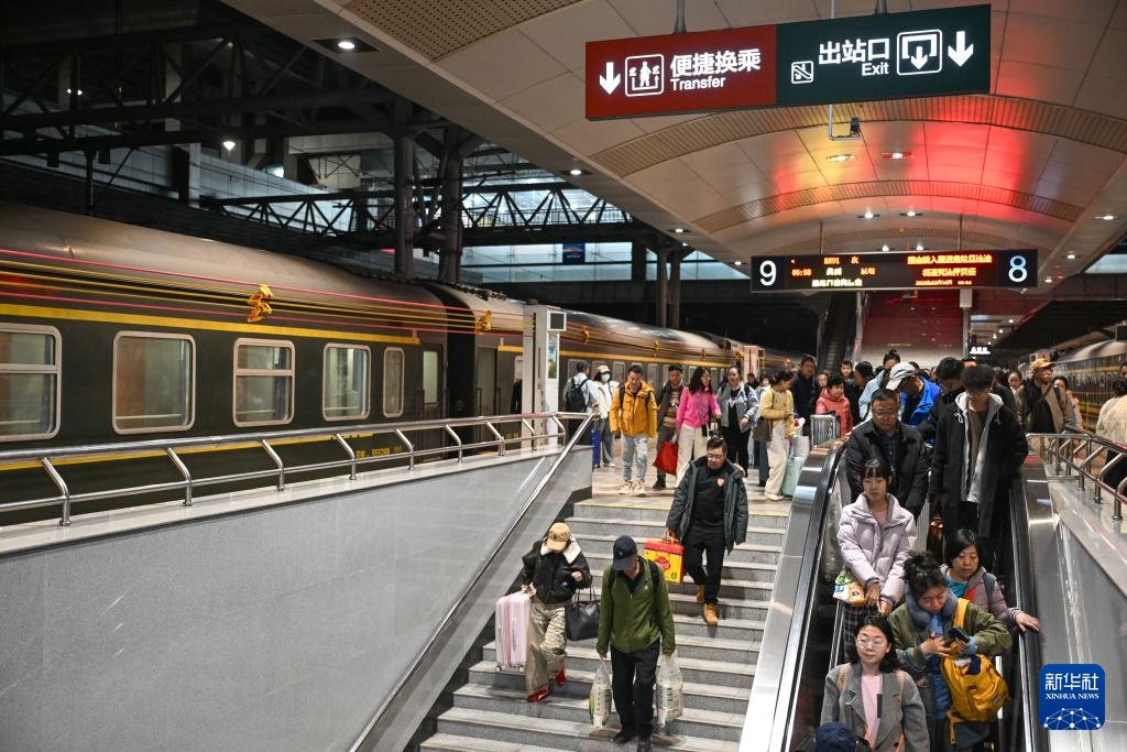 新春走基层丨从“青城”到“春城”：春运列车上的温情瞬间