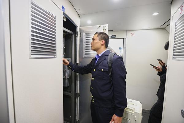 高铁站里的“极限挑战”