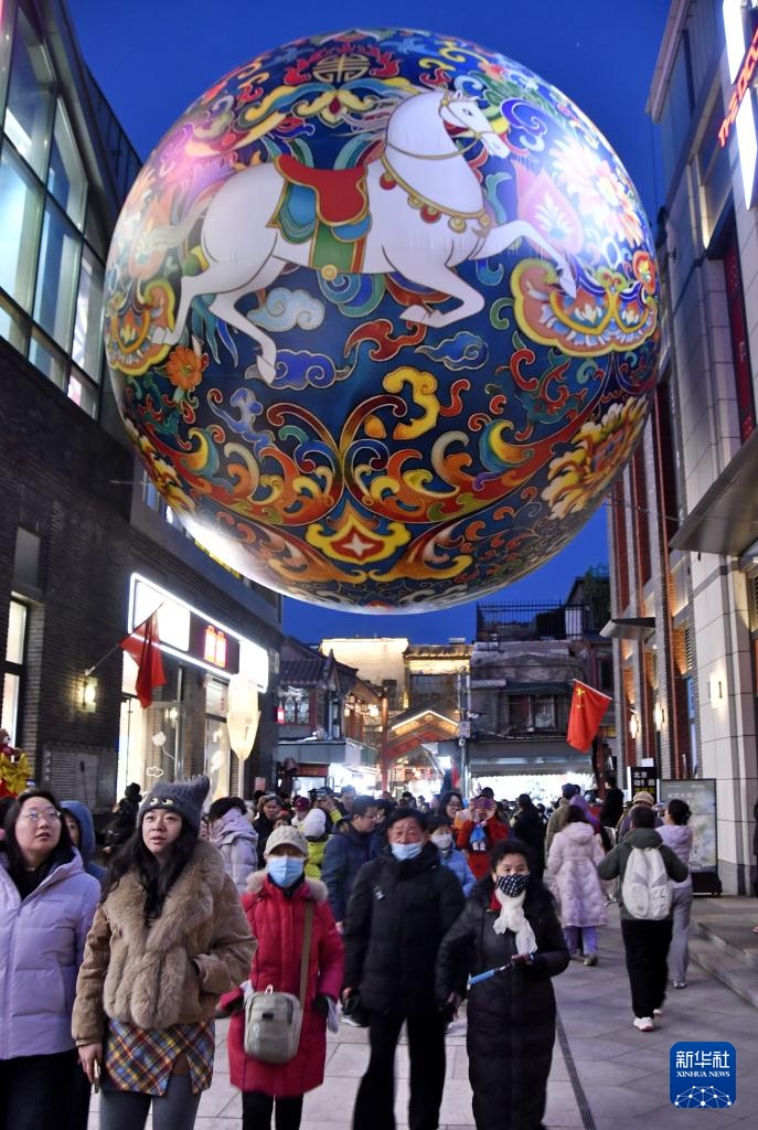 北京:灯映前门年味足 北京:灯映前门年味足