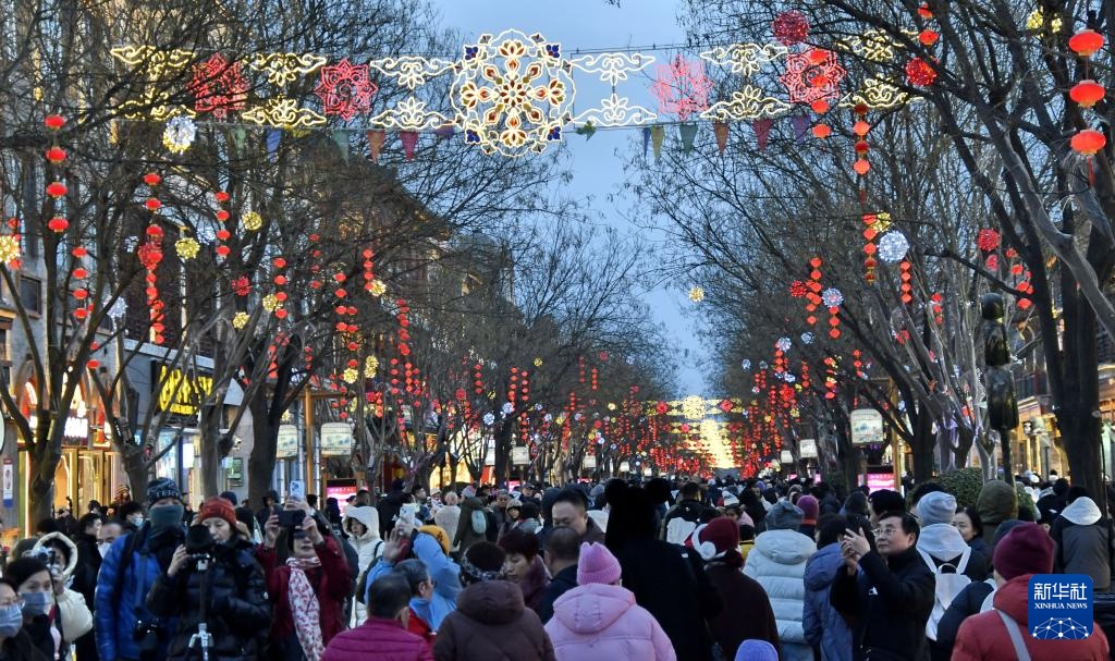 北京:灯映前门年味足 北京:灯映前门年味足
