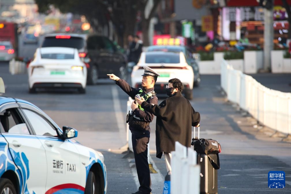除夕，他们坚守岗位