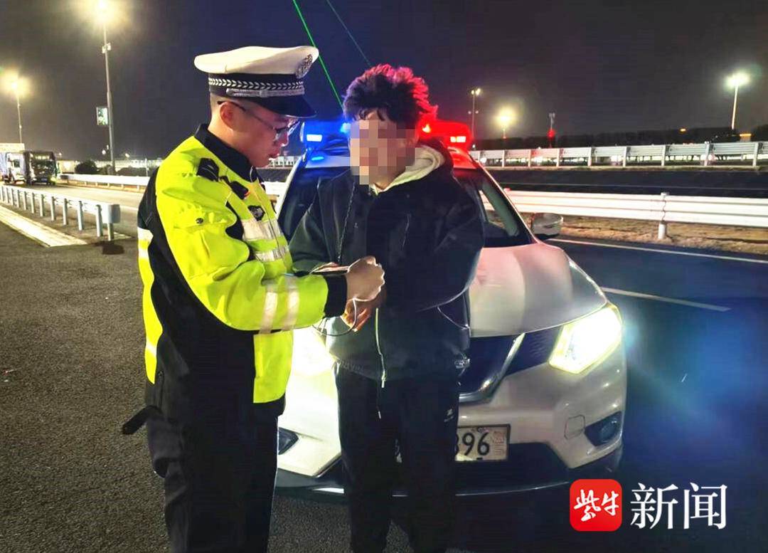 30公里暖心护送！乘客手机遗落收费站，高速交警找到再送回