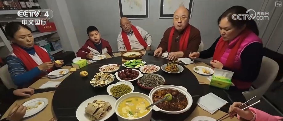 新春观察·年夜饭“新”吃法火“出圈” 轻松过年成为新风尚