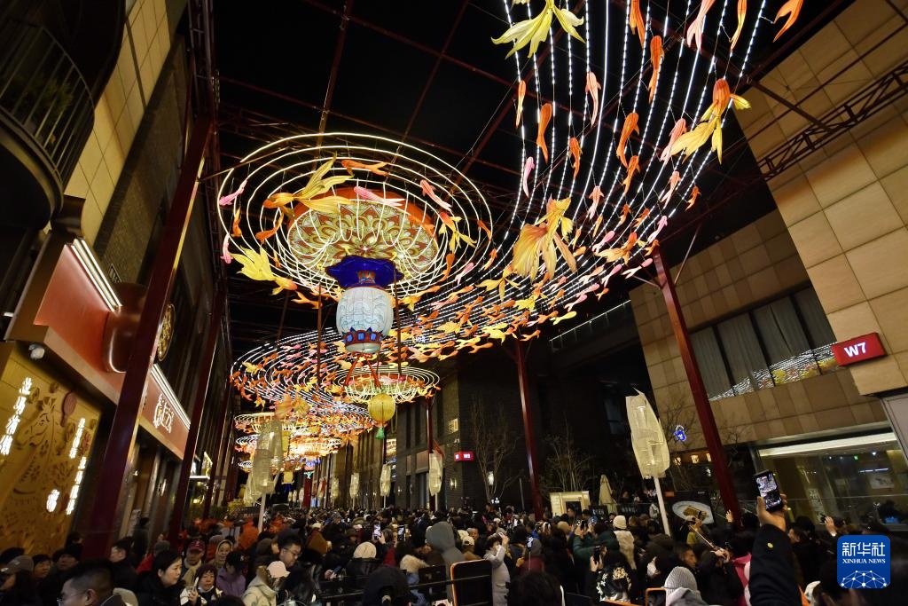 北京:灯映前门年味足 北京:灯映前门年味足