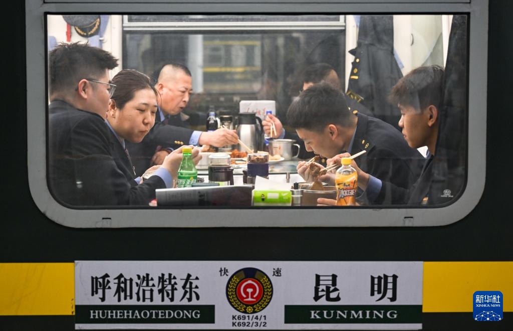 新春走基层丨从“青城”到“春城”：春运列车上的温情瞬间