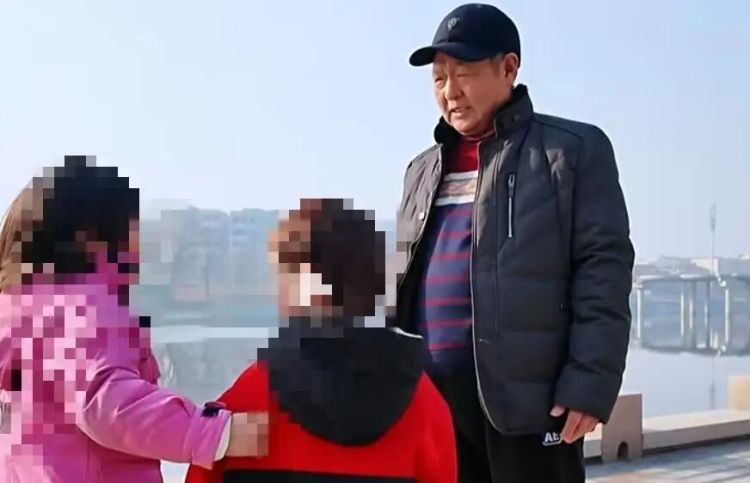 5岁男孩玩耍时落入冰冷河水中,危急时刻72岁大爷挺身而出 5岁男孩玩耍时落入冰冷河水中,危急时刻72岁大爷挺身而出