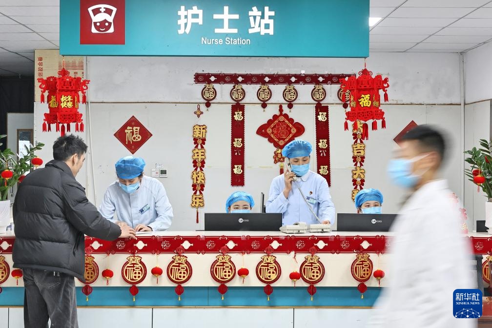 除夕，他们坚守岗位