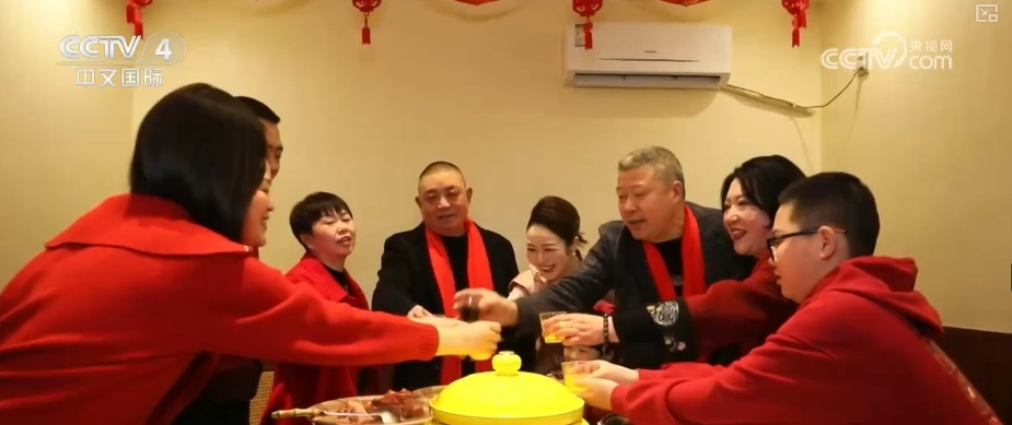 新春观察·年夜饭“新”吃法火“出圈” 轻松过年成为新风尚