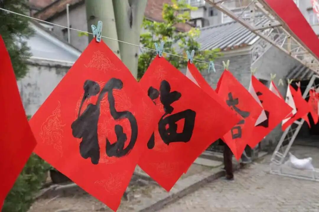 “福”字到底正着贴还是倒着贴?春联啥时候贴最好?99%的人可能一直都贴错了 “福”字到底正着贴还是倒着贴?春联啥时候贴最好?99%的人可能一直都贴错了