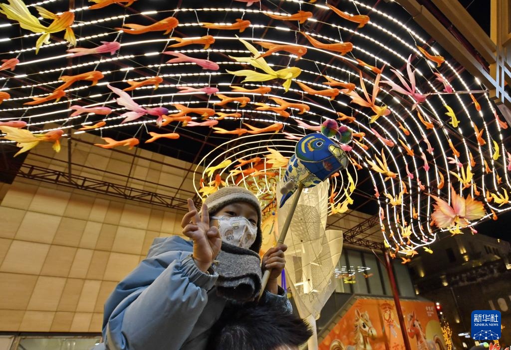 北京:灯映前门年味足 北京:灯映前门年味足