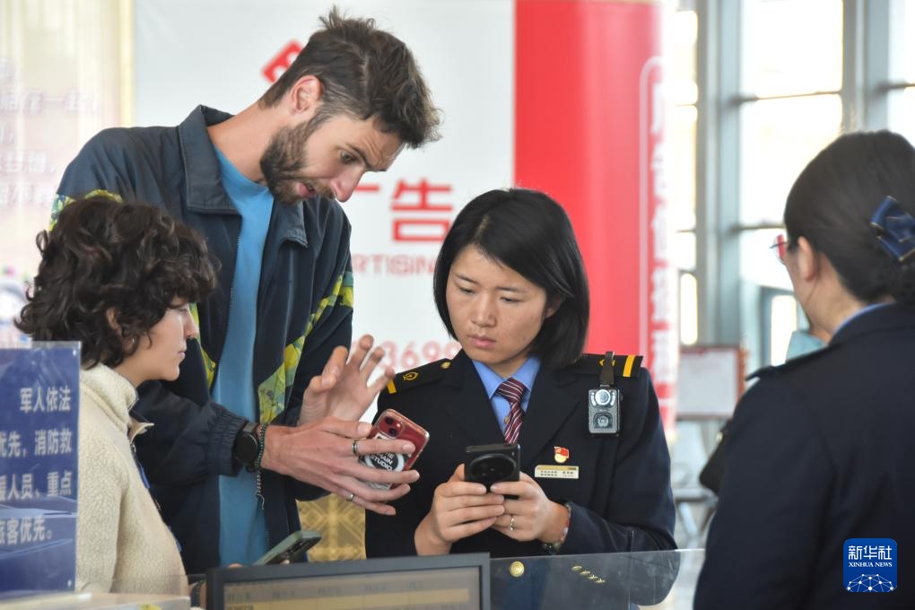 除夕，他们坚守岗位