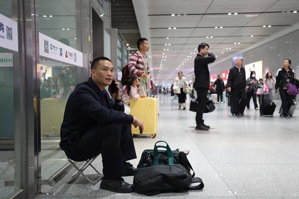 高铁站里的“极限挑战”