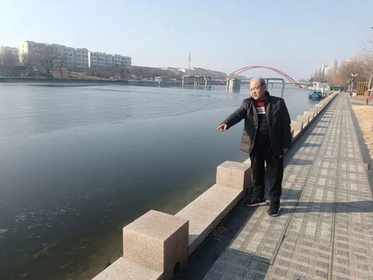 5岁男孩玩耍时落入冰冷河水中,危急时刻72岁大爷挺身而出 5岁男孩玩耍时落入冰冷河水中,危急时刻72岁大爷挺身而出