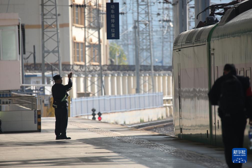 除夕，他们坚守岗位