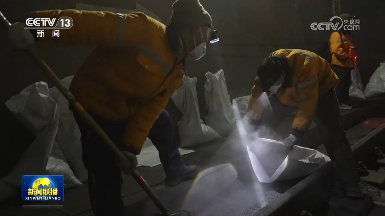 【新春走基层】格库铁路清灰人 我在高原保畅通