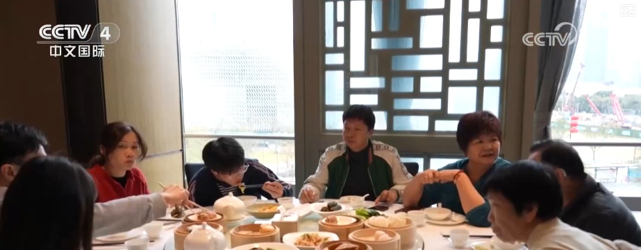 新春观察·年夜饭“新”吃法火“出圈” 轻松过年成为新风尚