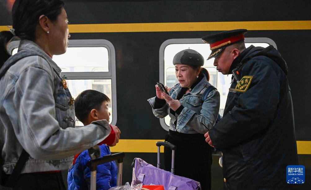 新春走基层丨从“青城”到“春城”：春运列车上的温情瞬间
