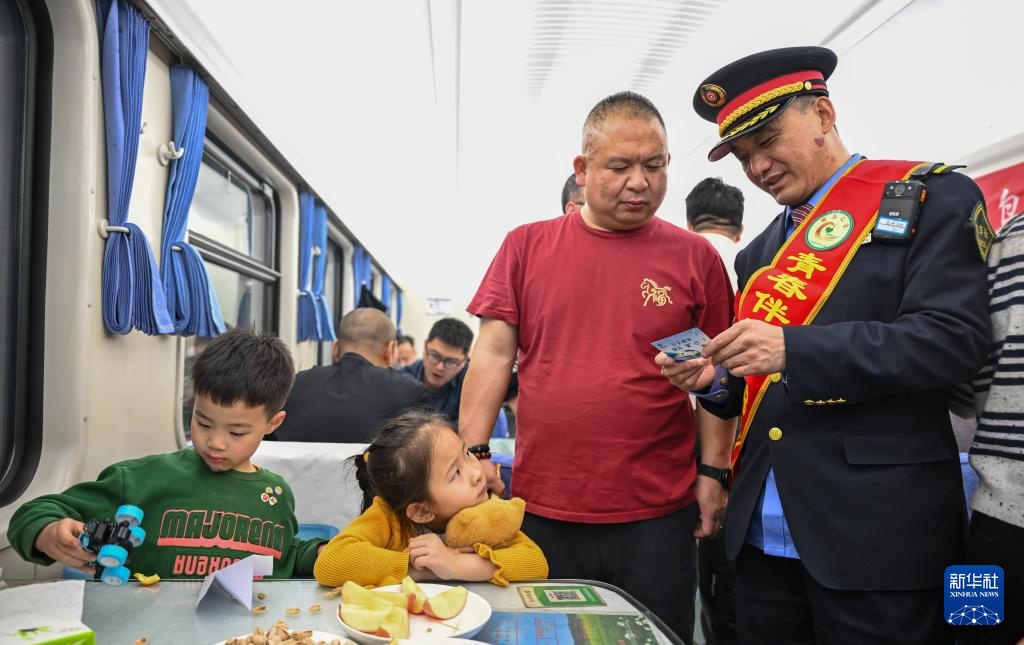 新春走基层丨从“青城”到“春城”：春运列车上的温情瞬间