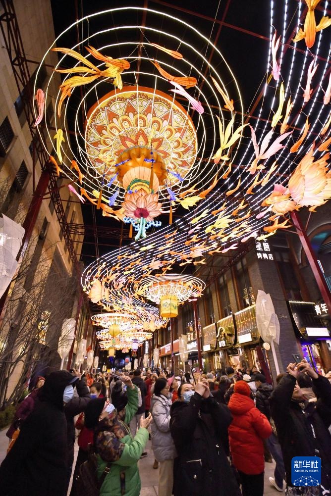 北京:灯映前门年味足 北京:灯映前门年味足