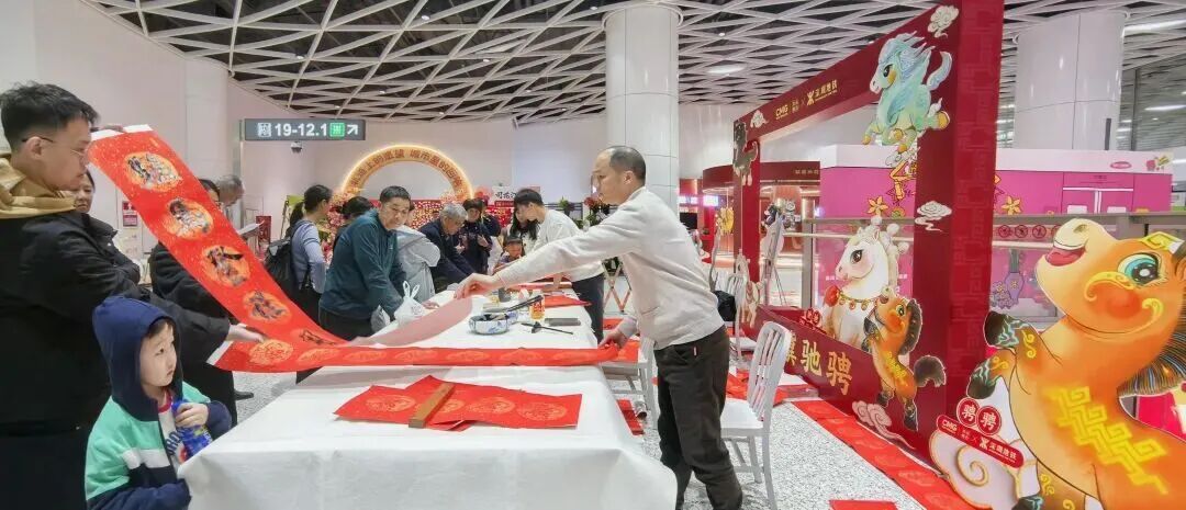 深圳地铁的春联是小朋友手写的?网友:治愈了! 深圳地铁的春联是小朋友手写的?网友:治愈了!