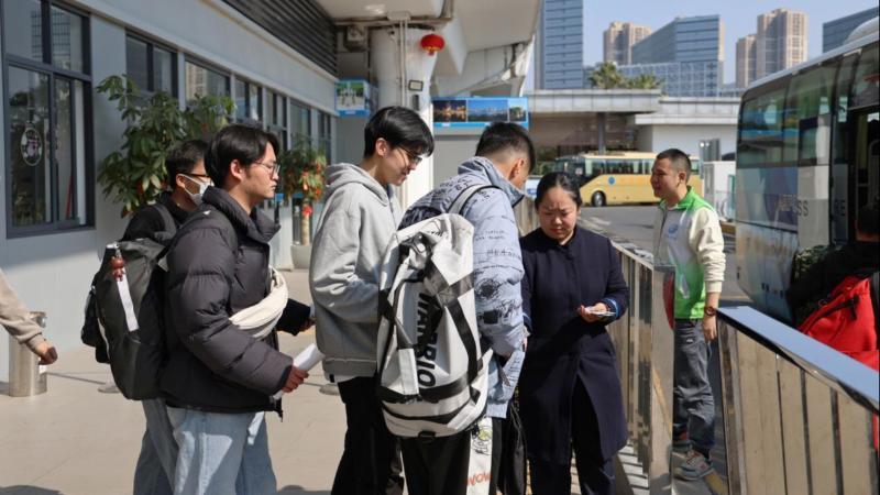 南铁单日加开192列应对81万返乡客流 重点疏通“公铁换乘”堵点 南铁单日加开192列应对81万返乡客流 重点疏通“公铁换乘”堵点