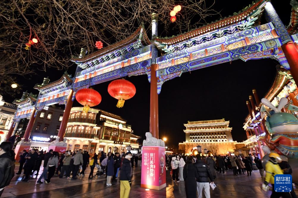 北京:灯映前门年味足 北京:灯映前门年味足