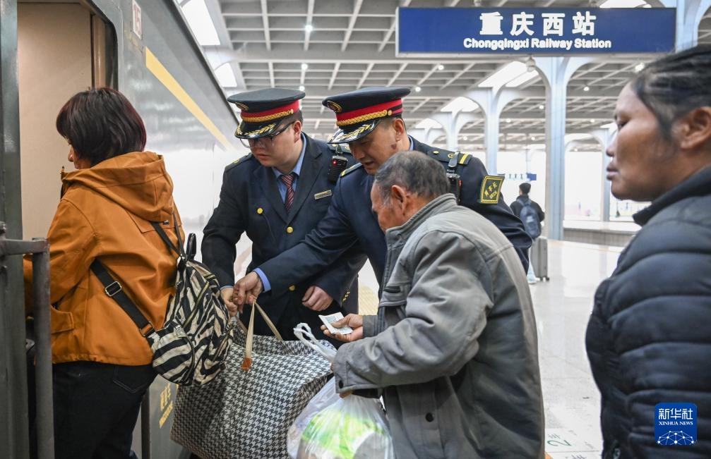 新春走基层丨从“青城”到“春城”：春运列车上的温情瞬间