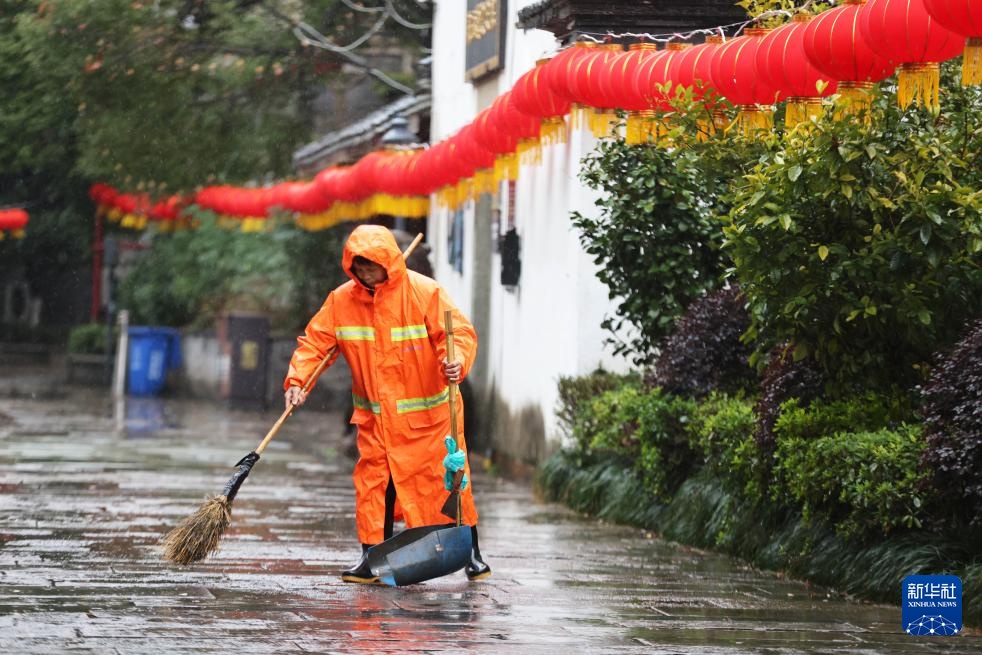 除夕，他们坚守岗位