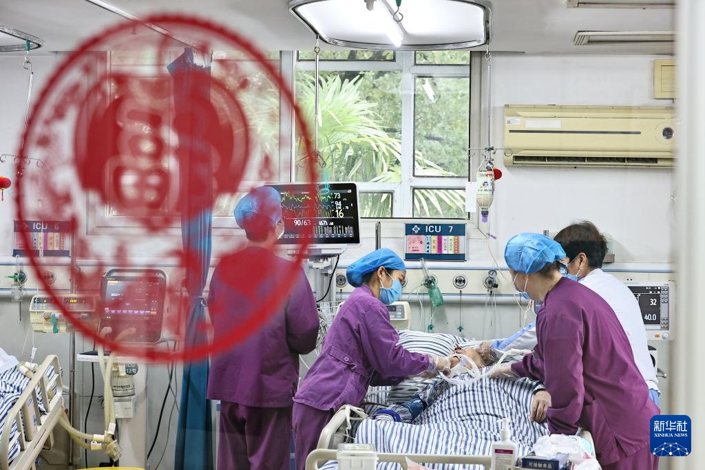 除夕，他们坚守岗位