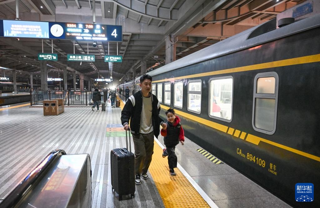 新春走基层丨从“青城”到“春城”：春运列车上的温情瞬间