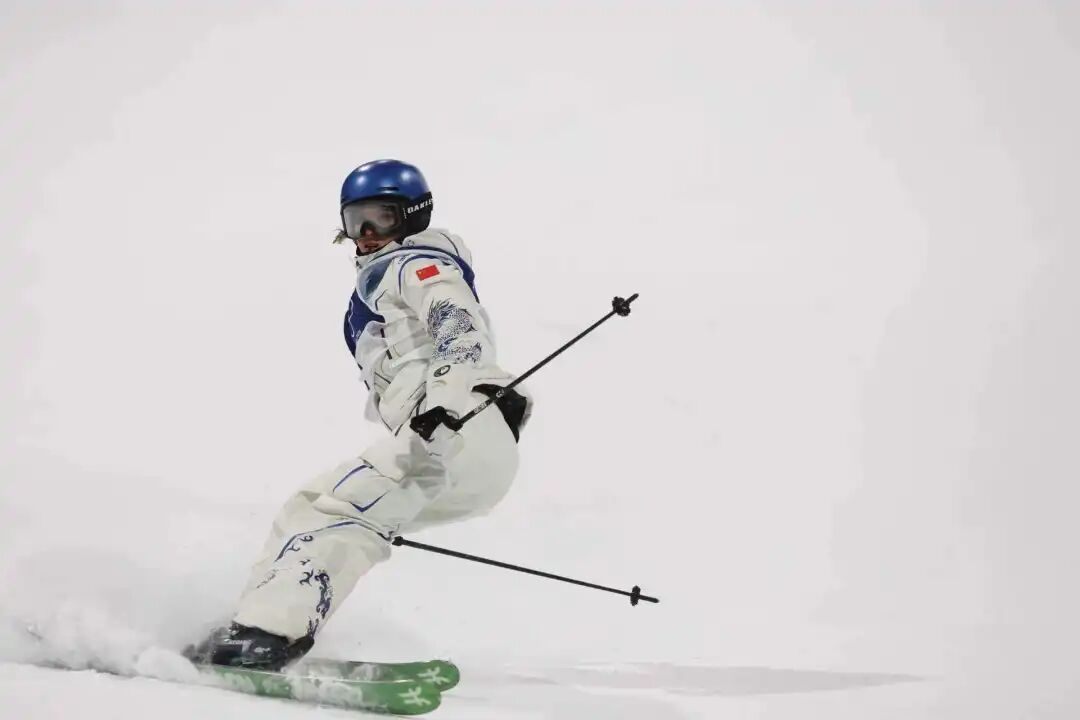 谷爱凌，银牌+1！身披国旗庆祝，赛后给大家拜年：开年就拿到奖牌，很自豪很开心