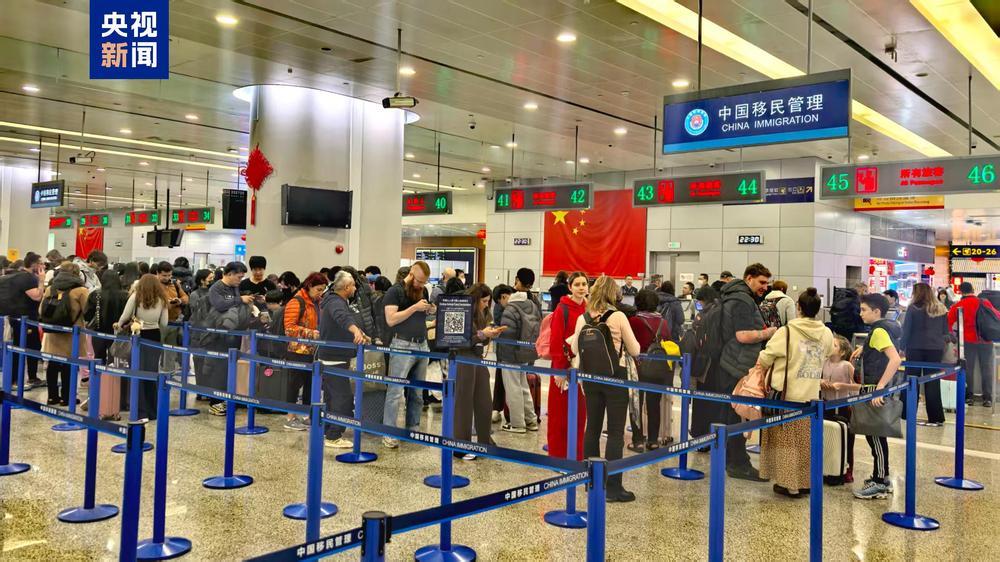 上海浦东国际机场今日迎来首批加、英免签入境外籍旅客