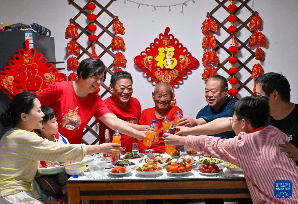 欢腾中国年丨一席年夜饭 共庆中国年 欢腾中国年丨一席年夜饭 共庆中国年