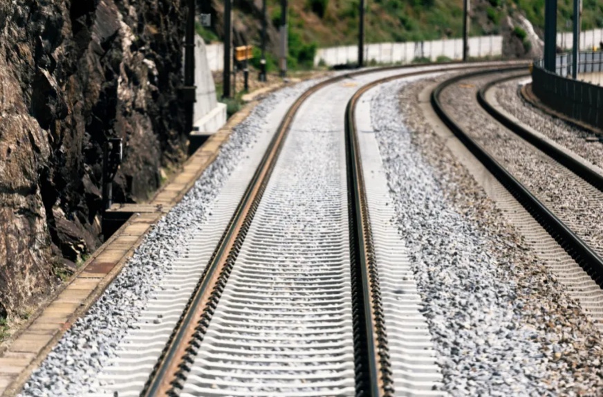雪崩致瑞士火车脱轨 救援行动仍在进行中
