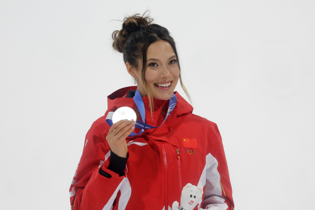 谷爱凌再添一银，创造历史背后，她的“敢于上场”更珍贵