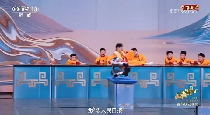 机器人全面入侵春晚！网友：中国机器人进化开倍速了吧！？