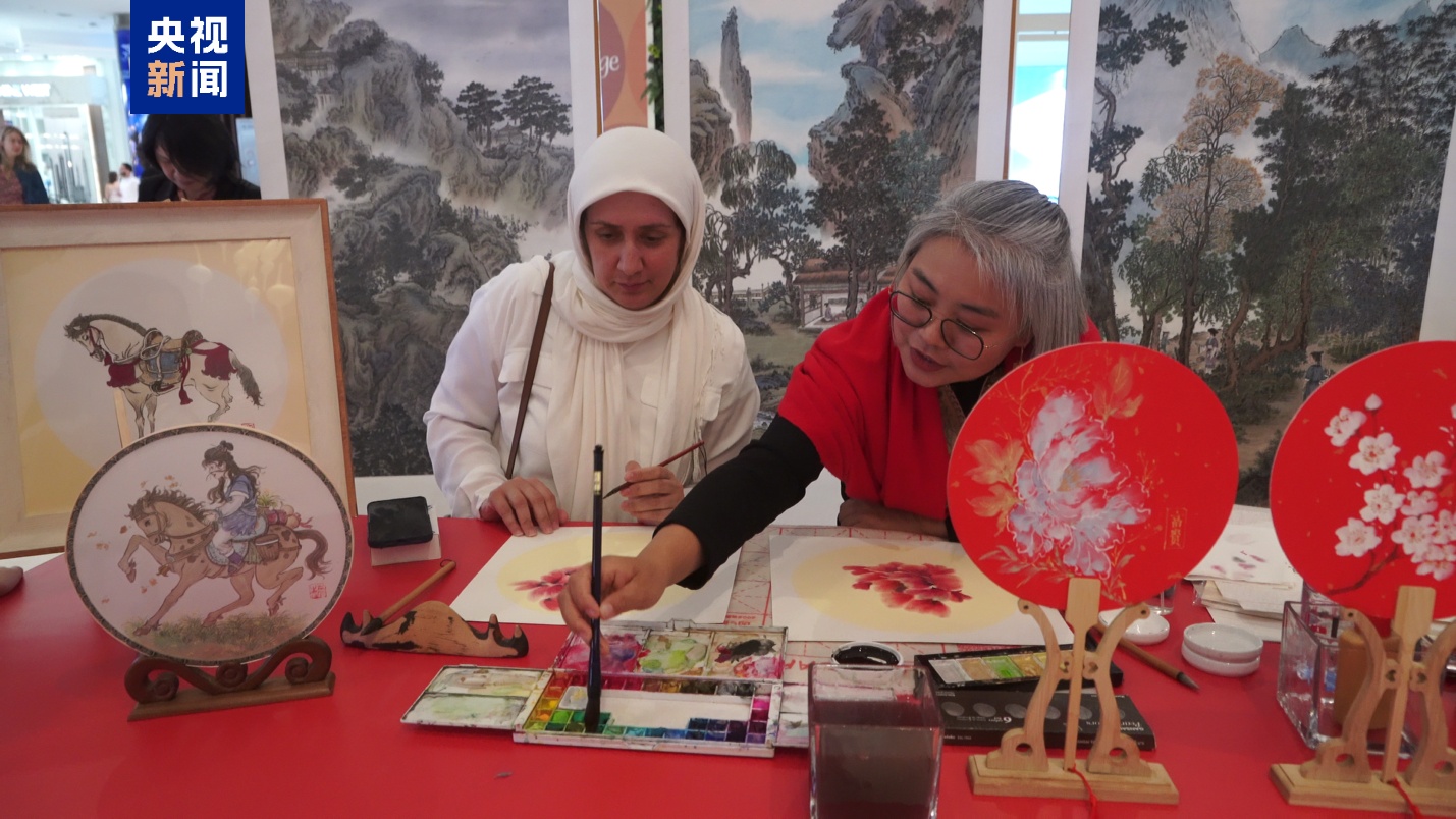 马年春晚闪耀全球最大商场 迪拜沉浸式品味中国“文化年夜饭”