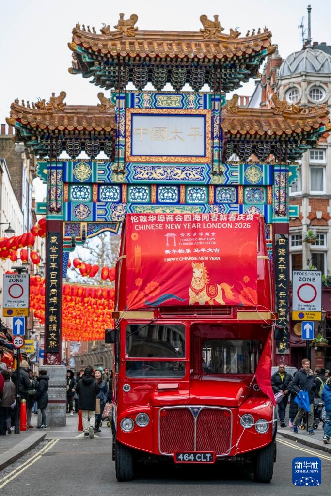 马年新春主题双层巴士亮相伦敦街头 马年新春主题双层巴士亮相伦敦街头