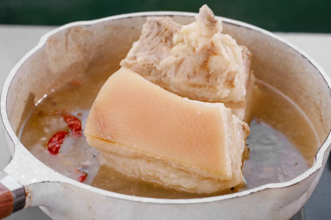 炖肉时出现的浮沫,是营养精华还是脏东西?该不该撇去? 炖肉时出现的浮沫,是营养精华还是脏东西?该不该撇去?