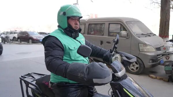 外卖小哥捡到20克金条，直奔警务站！