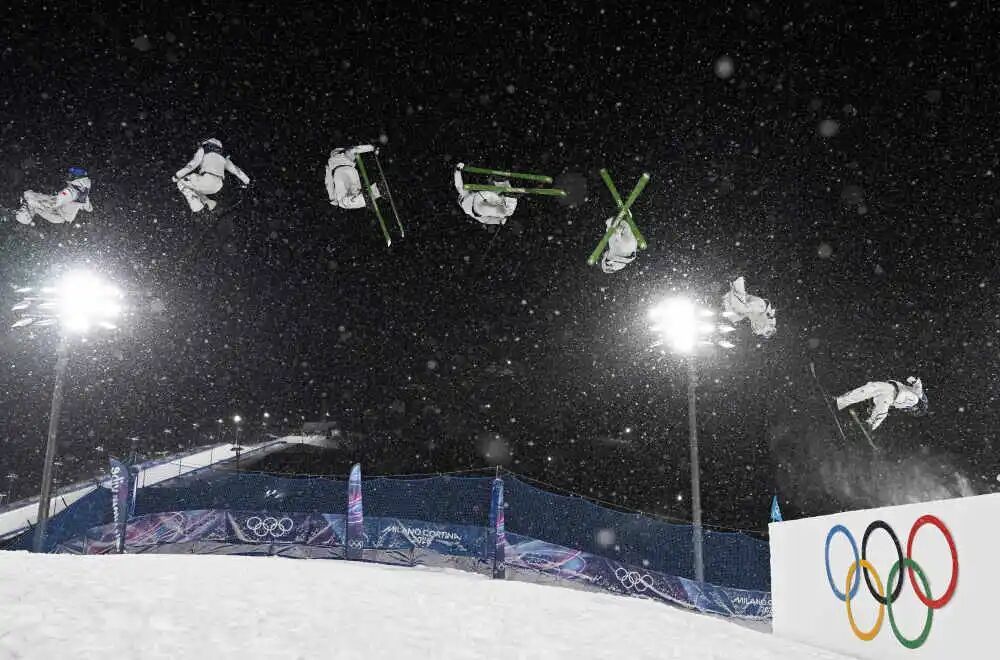 谷爱凌，银牌+1！身披国旗庆祝，赛后给大家拜年：开年就拿到奖牌，很自豪很开心