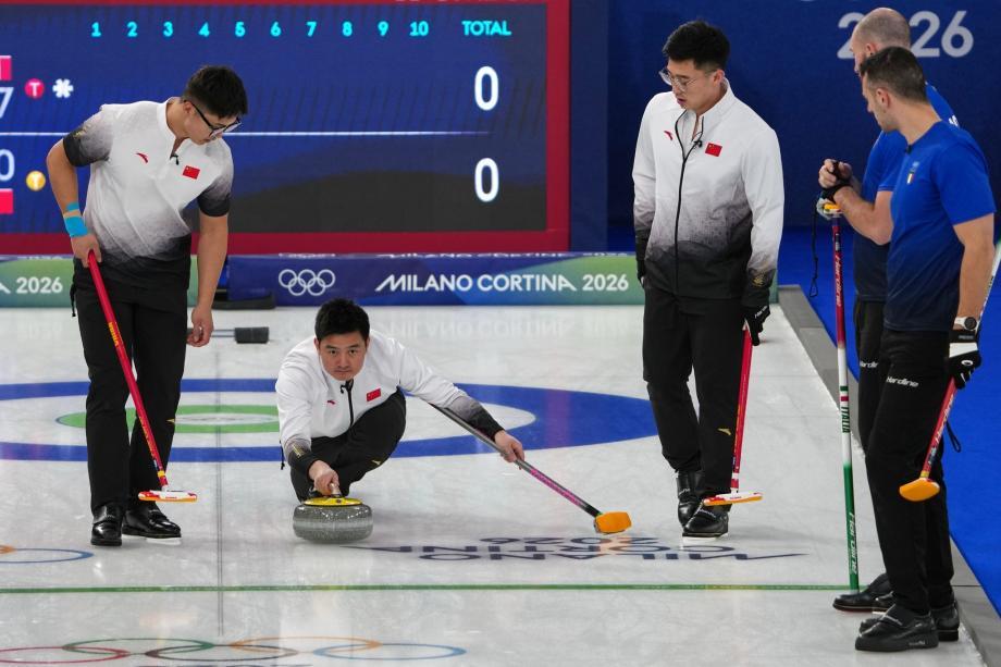 冬奥会冰壶男子循环赛:中国队击败意大利获首胜 冬奥会冰壶男子循环赛:中国队击败意大利获首胜