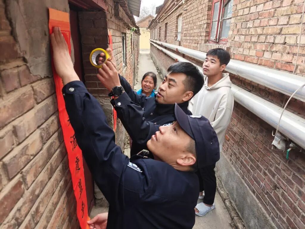 像这样标有详细备注的电话号码,他保存了6100多个 像这样标有详细备注的电话号码,他保存了6100多个