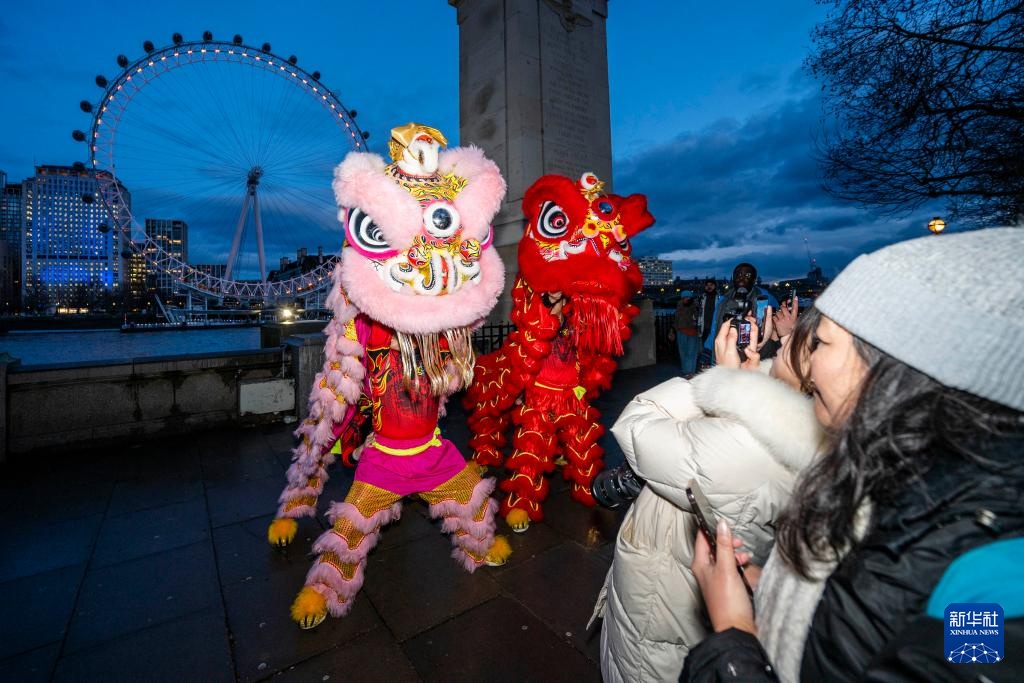 英国“伦敦眼”点亮“中国红”