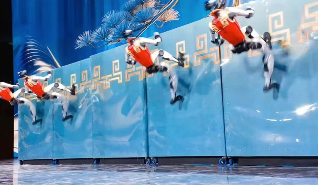 去年扭秧歌今年直接上武术，宇树科技王兴兴发文，回应“机器人进化速度有多快”