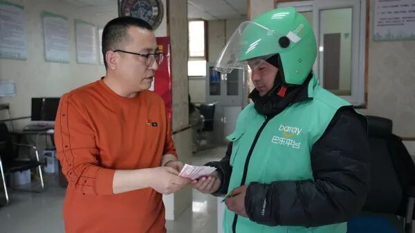 外卖小哥捡到20克金条，直奔警务站！